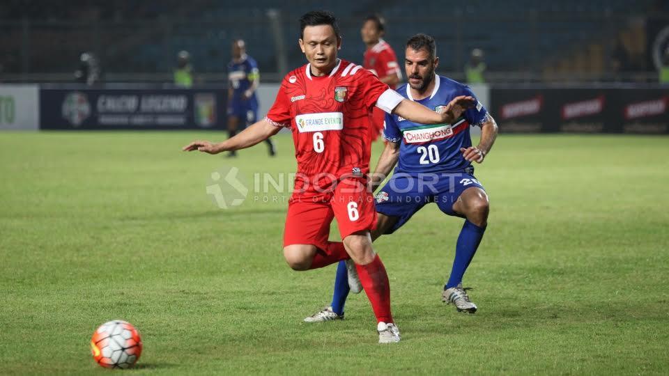 Pemain Primavera Baretti, Yeyen Tumena (kiri) menghadang pergerakan pemain Calcio Legen, Simone Perotta (kanan).